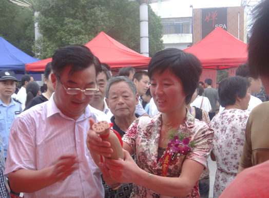 宝应县县委常委、组织部部长王友芳在乔家白董事长陪同下参观公司展位